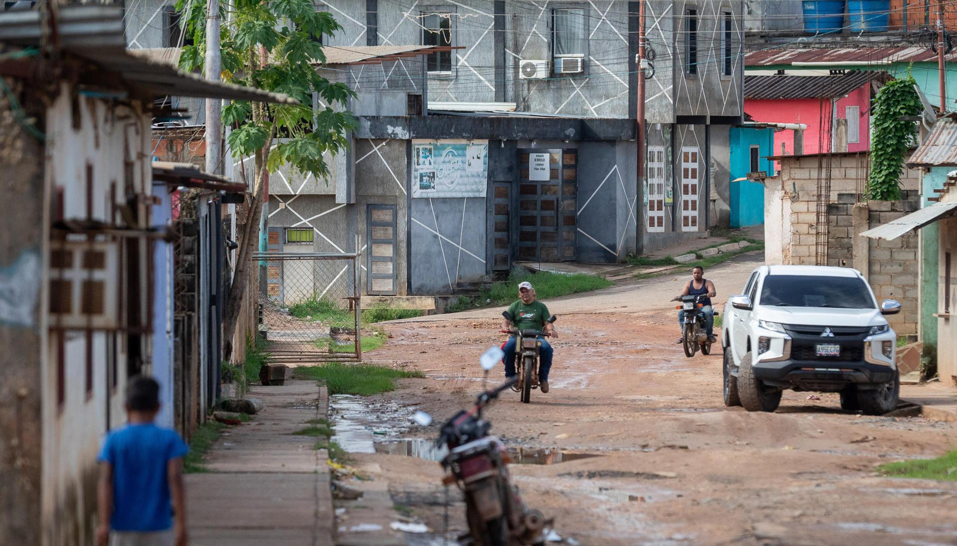 Personas transitan por una calle en Dalla Costa, municipio Sifontes del estado Bolívar (Venezuela). 