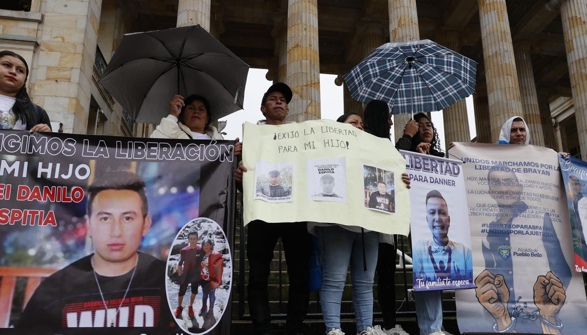 Los familiares realizaron un plantón en la Plaza e Bolívar, en Bogotá.