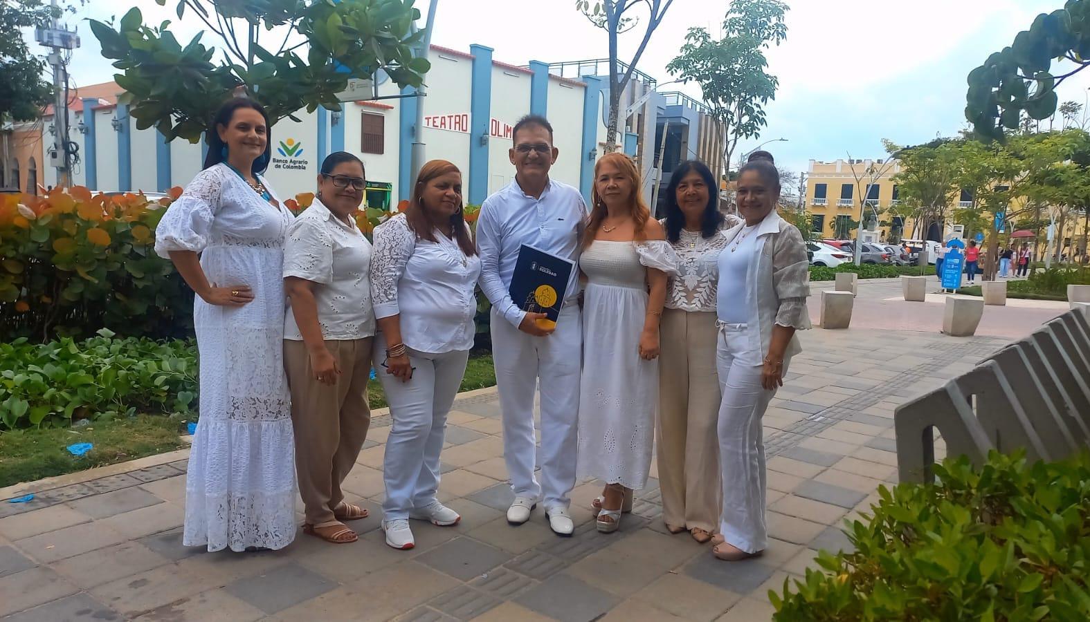 El profesor Eduardo Jinete Cervantes junto a las demás docentes homenajeadas. 