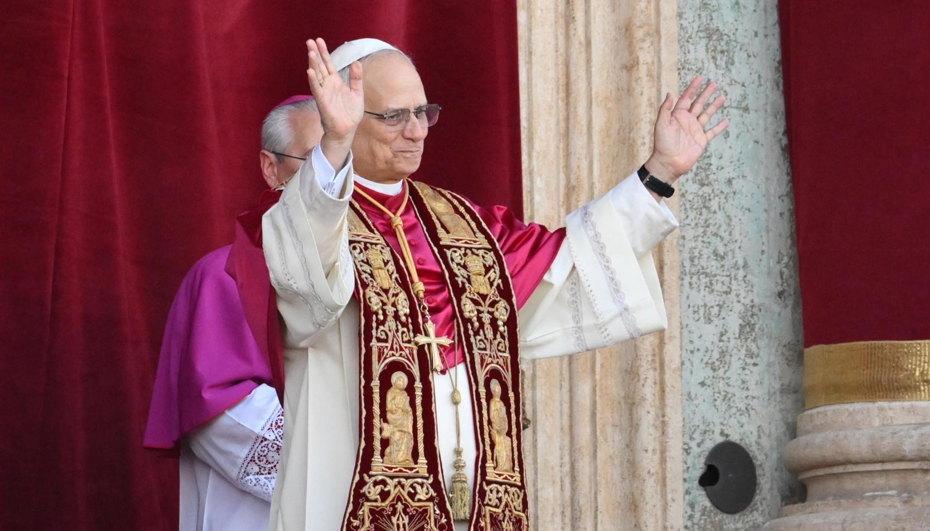 El Papa León XIV bendiciendo a los fieles desde el balcón de la Basílica de San Pedro. 
