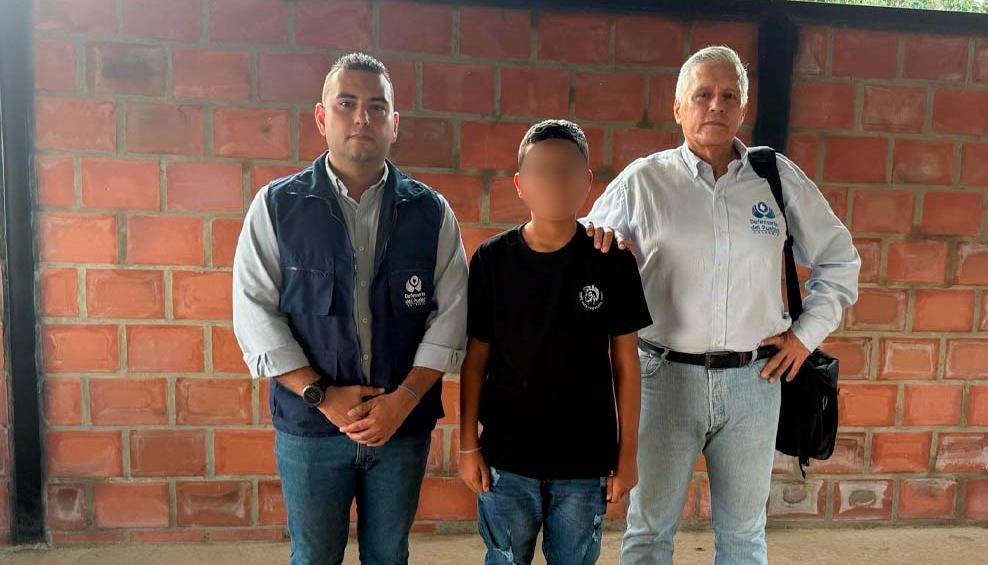 El niño Lyan José Hortúa con funcionarios de la Defensoría.