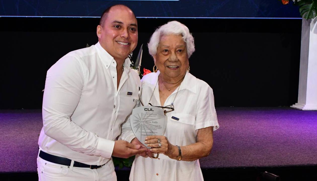 El rector de la CUL, José Eduardo Crissien, y una de las fundadoras, María Ardila.
