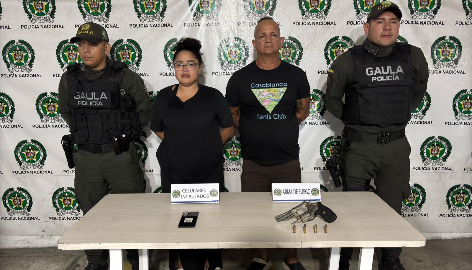 Las autoridades junto a dos de las capturadas.