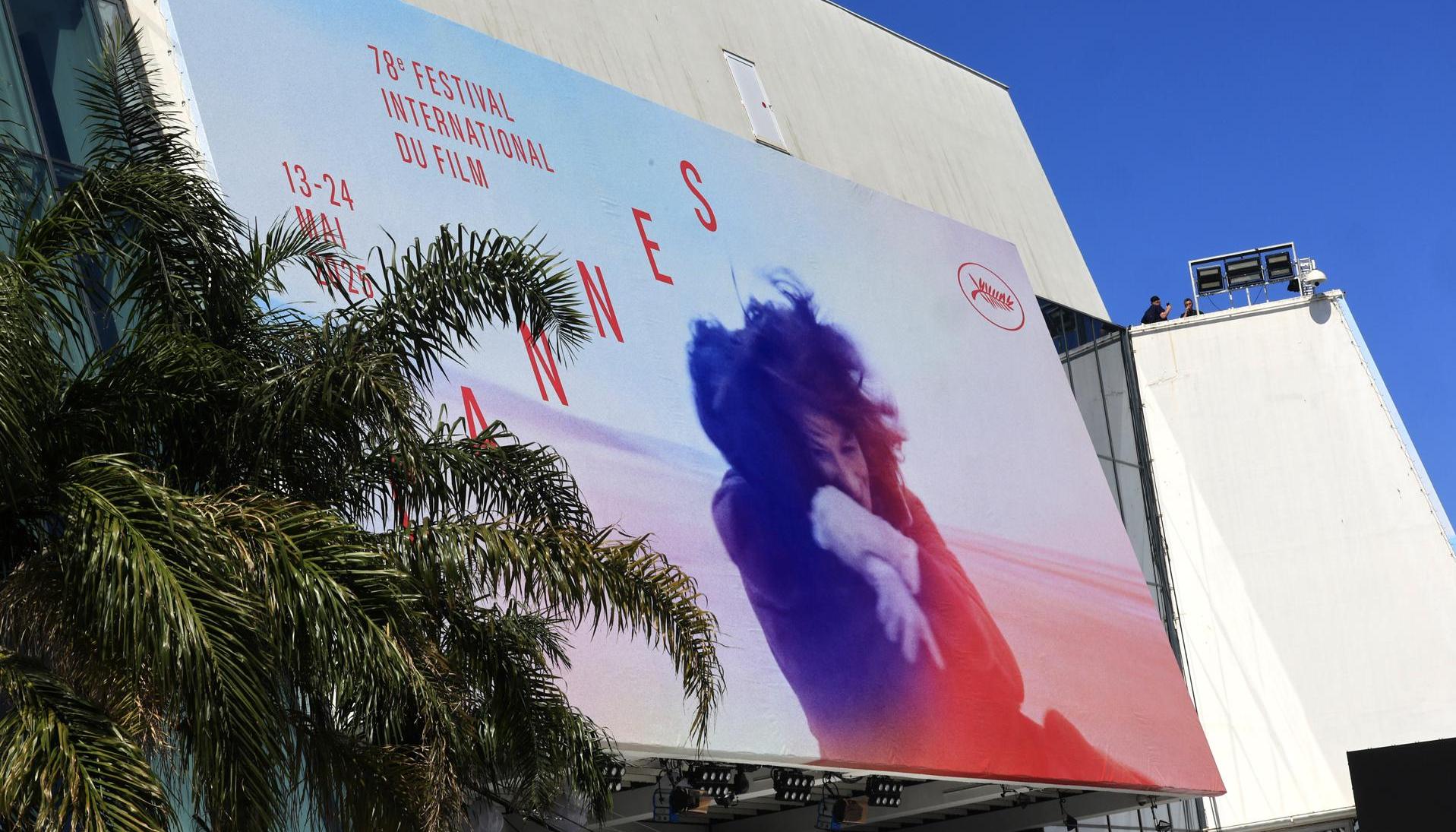 La fachada del Palacio de Festivales de Cannes luce la gran lona con el mítico abrazo de los actores Anouk Aimée y Jean-Louis Trintignant Aimée.