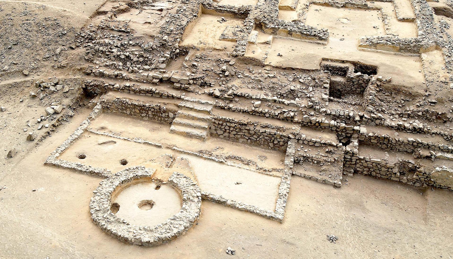 Fotografía cedida por la Zona Arqueológica Caral (ZAC) del "altar de fuego". 