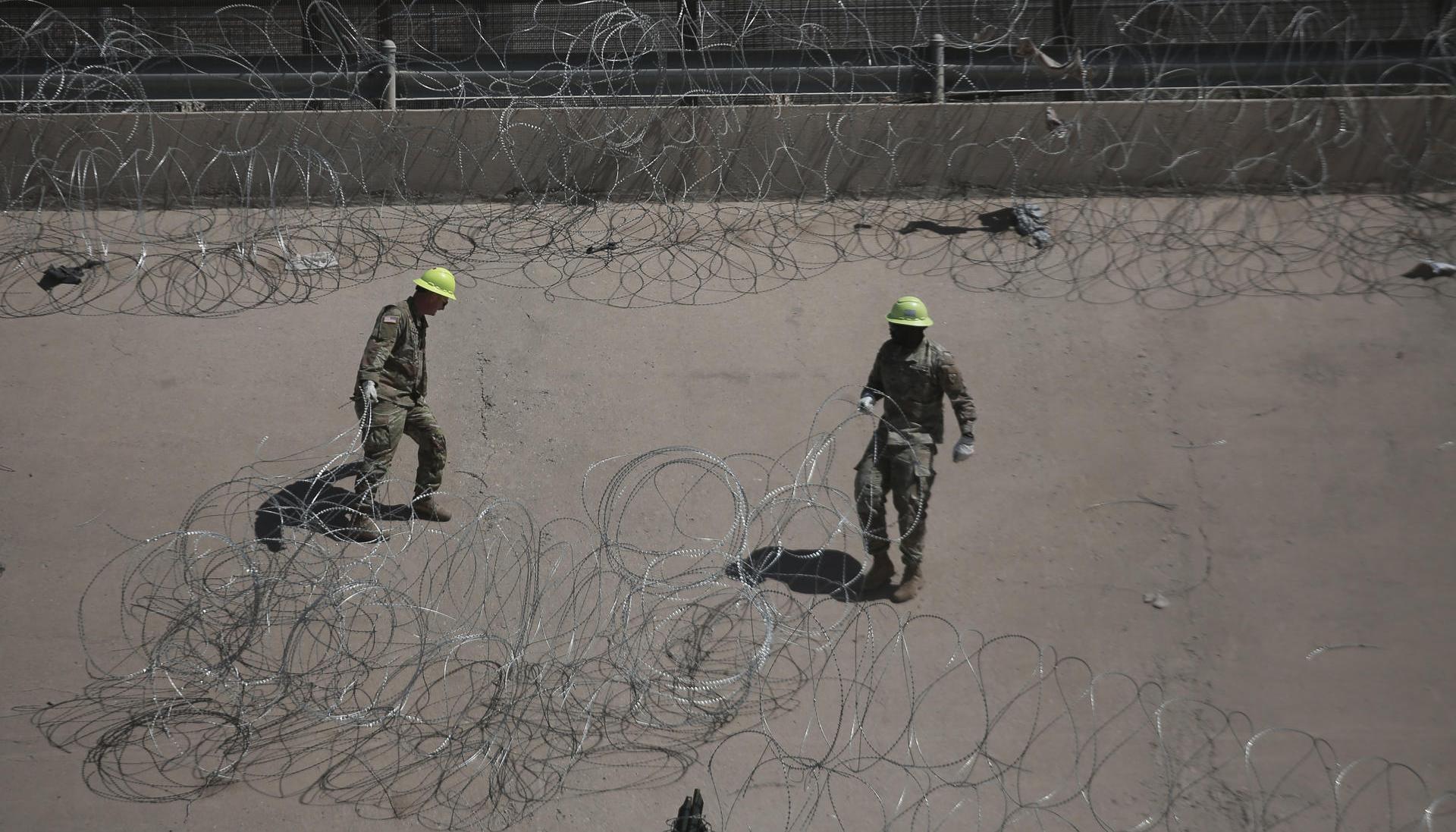 Guardia Nacional de Texas instala barricadas de púas en la frontera con México, este miércoles en Ciudad Juárez.