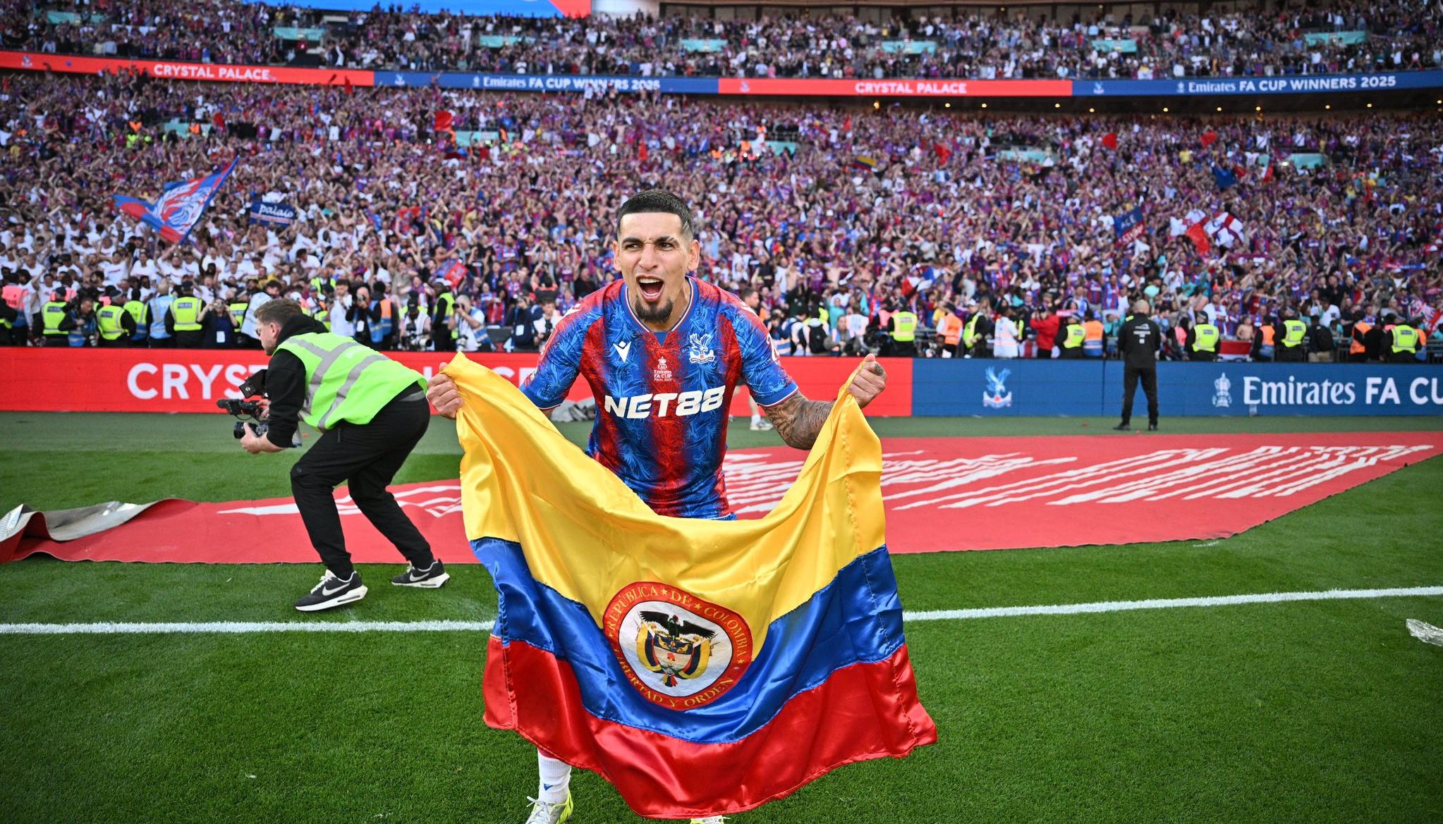 Daniel Muñoz celebrando el título con la bandera colombiana.
