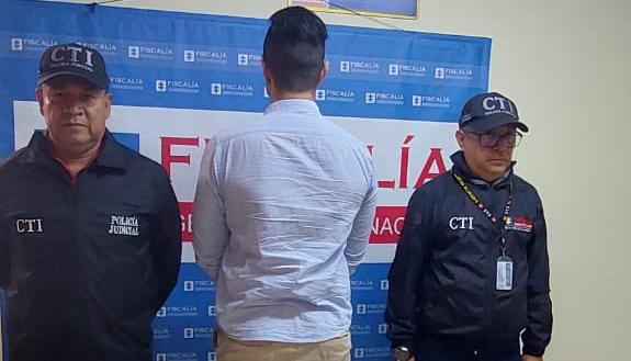 Las autoridades junto al capturado, identificado como Alexis Velasco.
