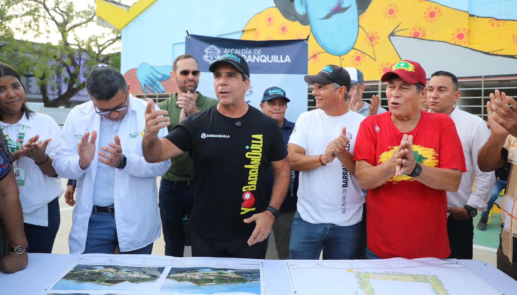 Alcalde Alejandro Char en el acto de anuncio de recuperación de la plaza Águila, barrio Abajo.