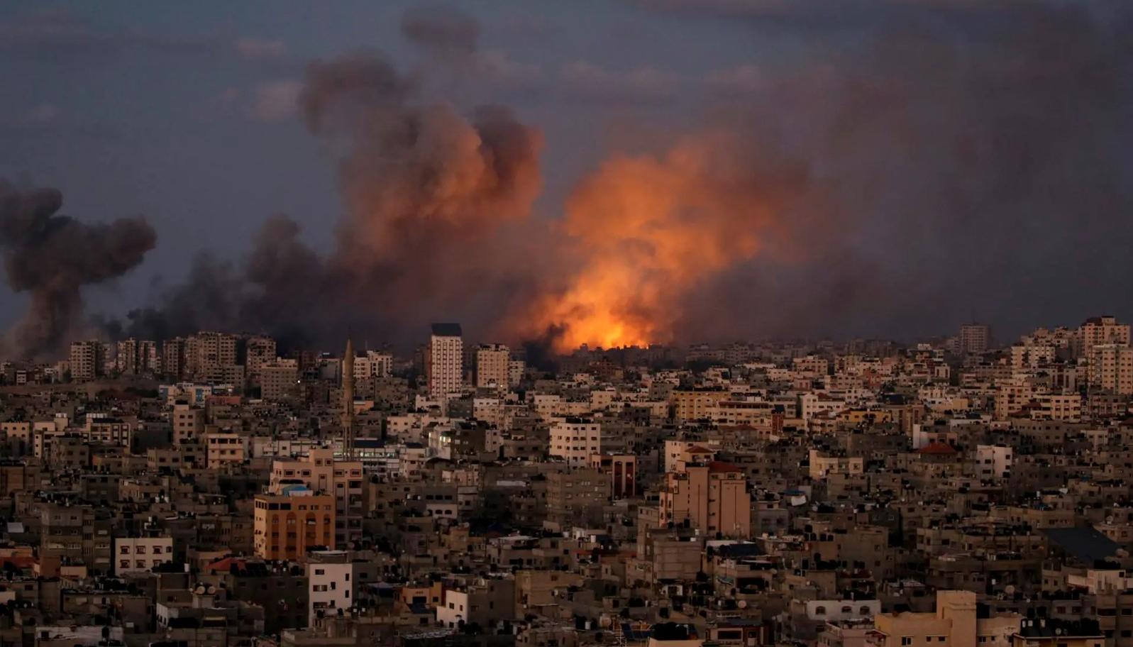 Gaza bajo fuego tras los ataques de Israel.