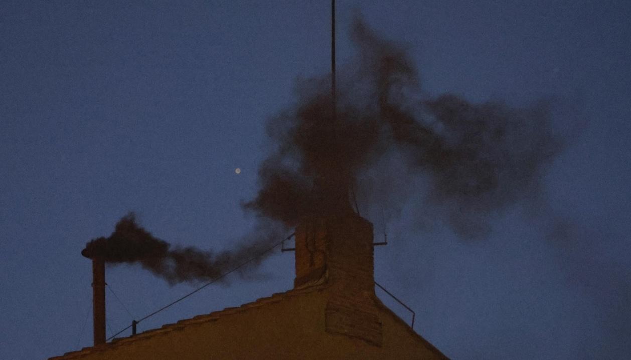 El humo negro del primer día del cónclave.