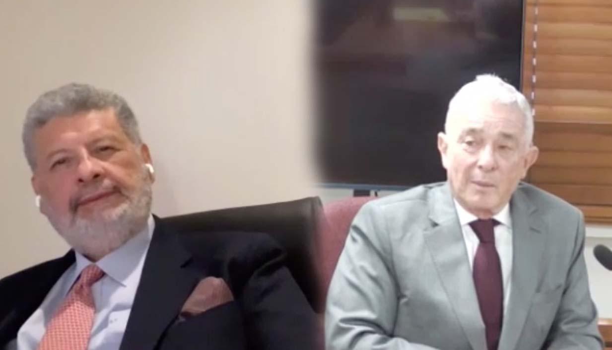 El abogado Jaime Granados con su cliente el expresidente Álvaro Uribe durante el juicio oral. 