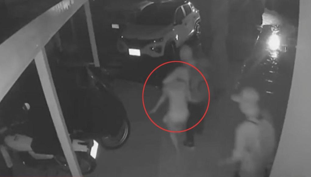 Momento en que el niño es sacado a la fuerza de su vivienda, en Jamundí, Valle del Cauca. 