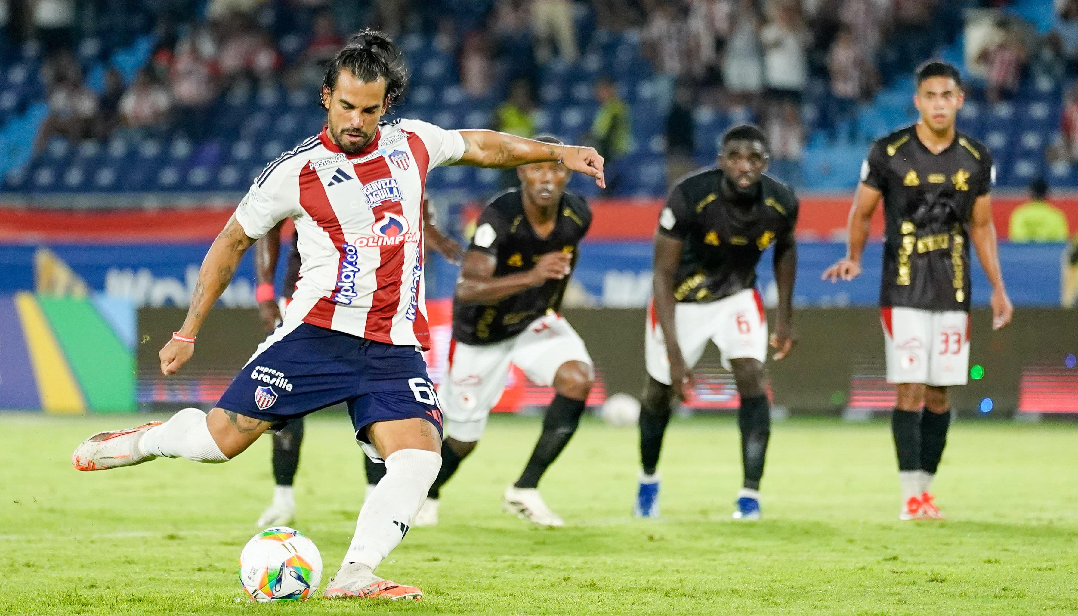 Javier Báez en el cobro del penal.