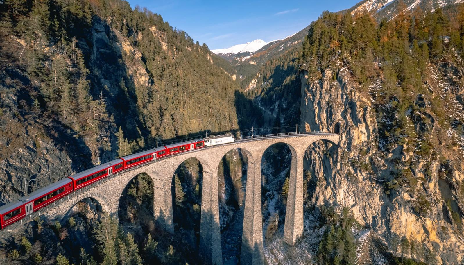 El viaducto de Landwasser en Suiza, en el cantón de los Grisones. 