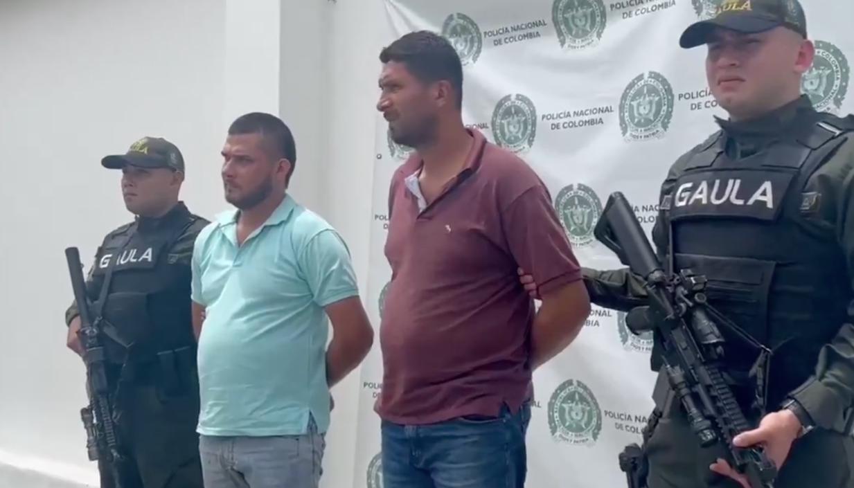 Los dos capturados por la Policía. 