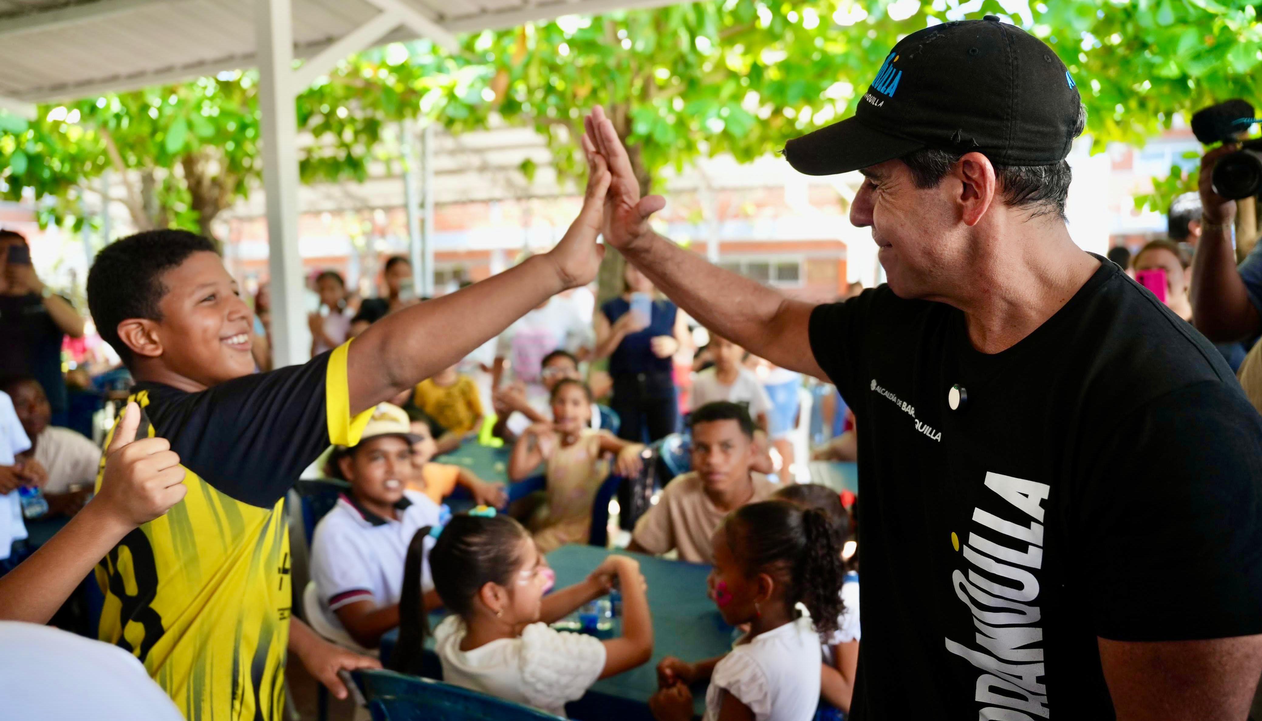 Alcalde Char durante la entrega de almuerzo a los niños en el comedor comunitario.