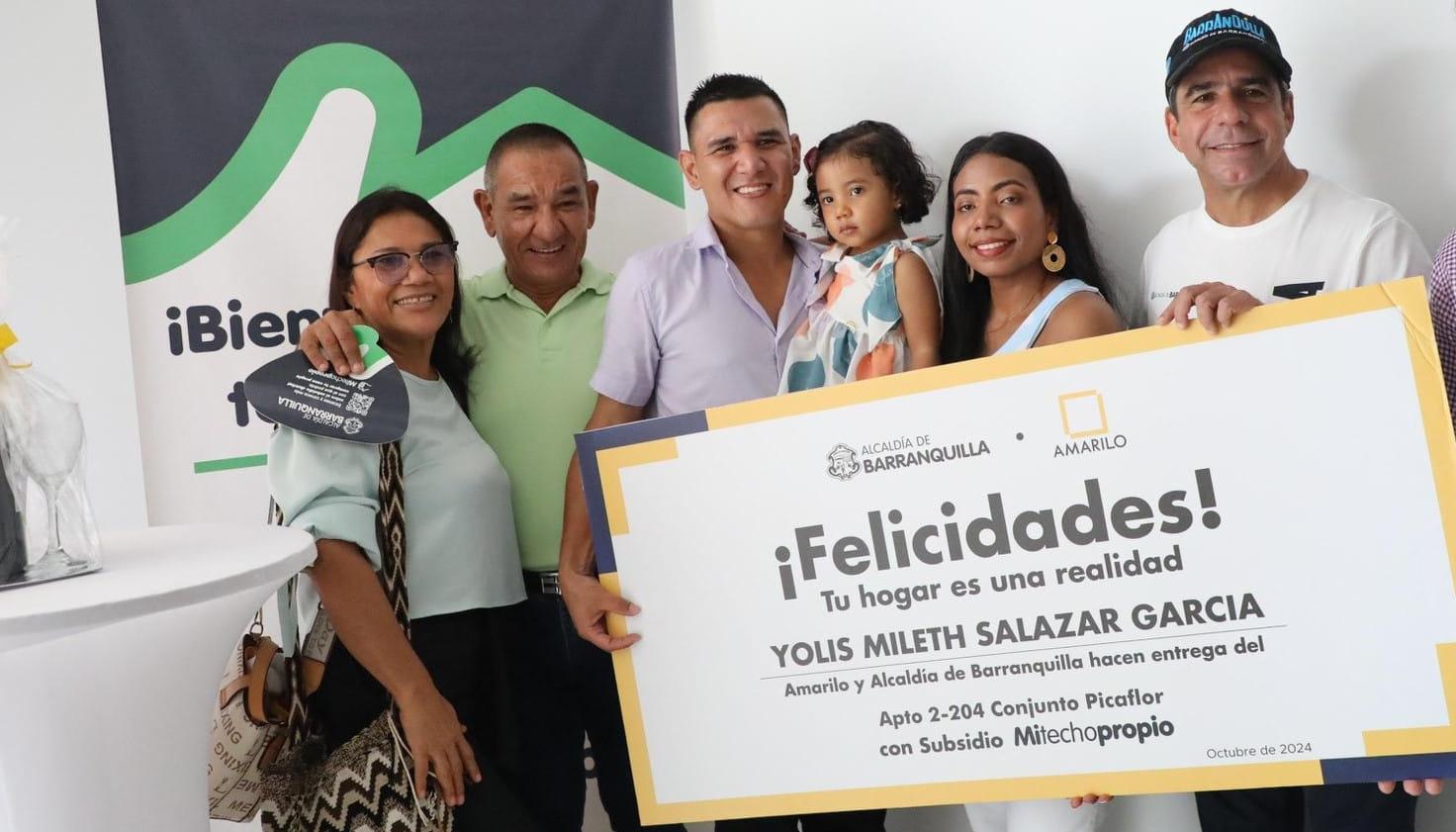 El Alcalde Alex Char entregando uno de los subsidios.