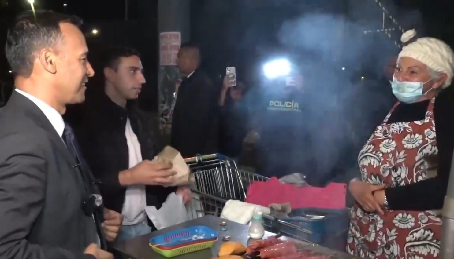 El Ministro de Defensa, Pedro Sánchez y la vendedora Yaneth Franco.