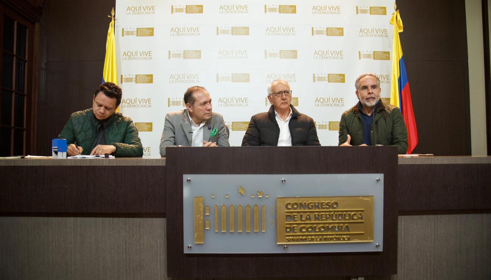 Los ministros del Interior, Salud y Trabajo radicando la nueva consulta popular en el Congreso. 