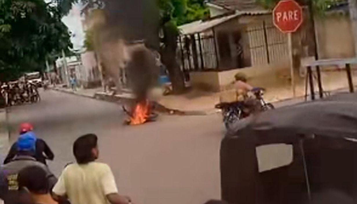 Comunidad le prendió fuego a la moto