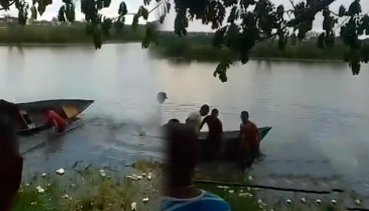 Momento que era sacado del agua el cuerpo del adolescente. 