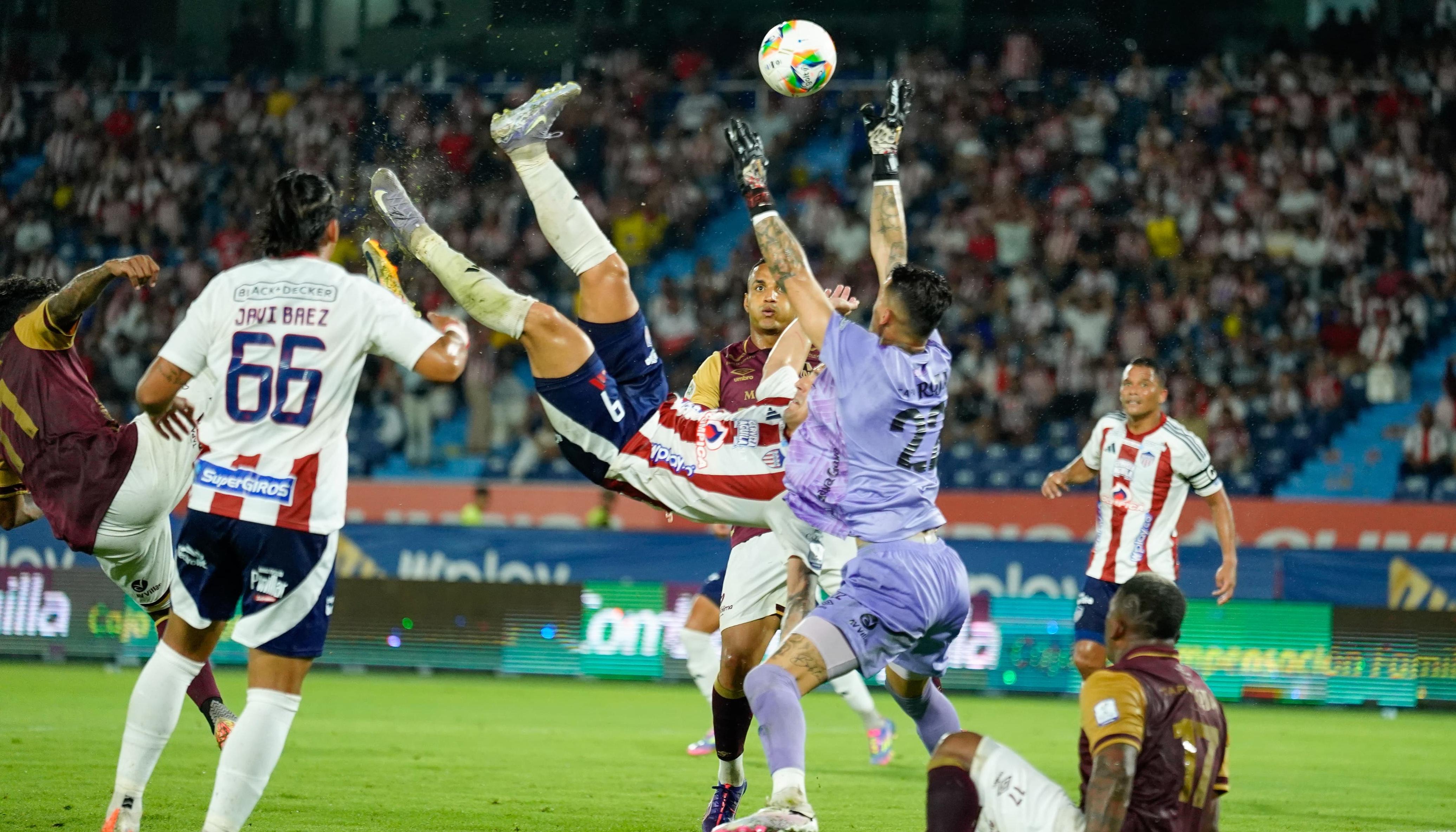 Opción de gol de Guillermo Paiva.