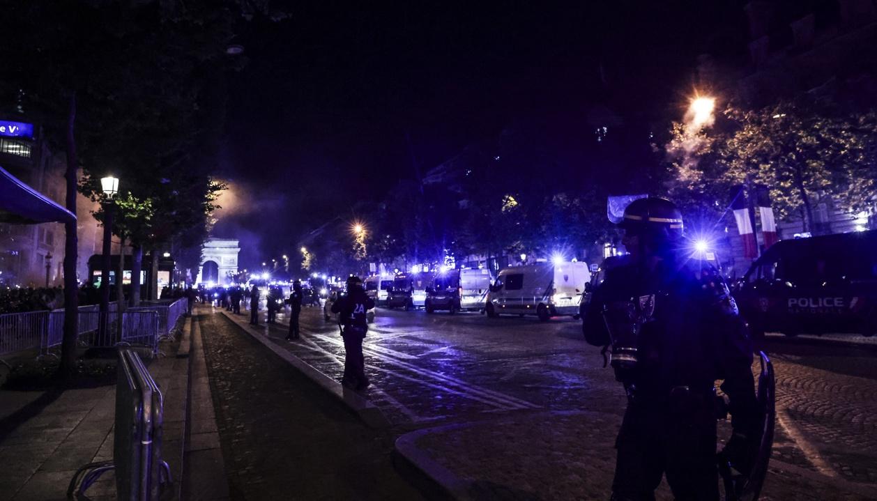 La Policía durante los operativos en París.
