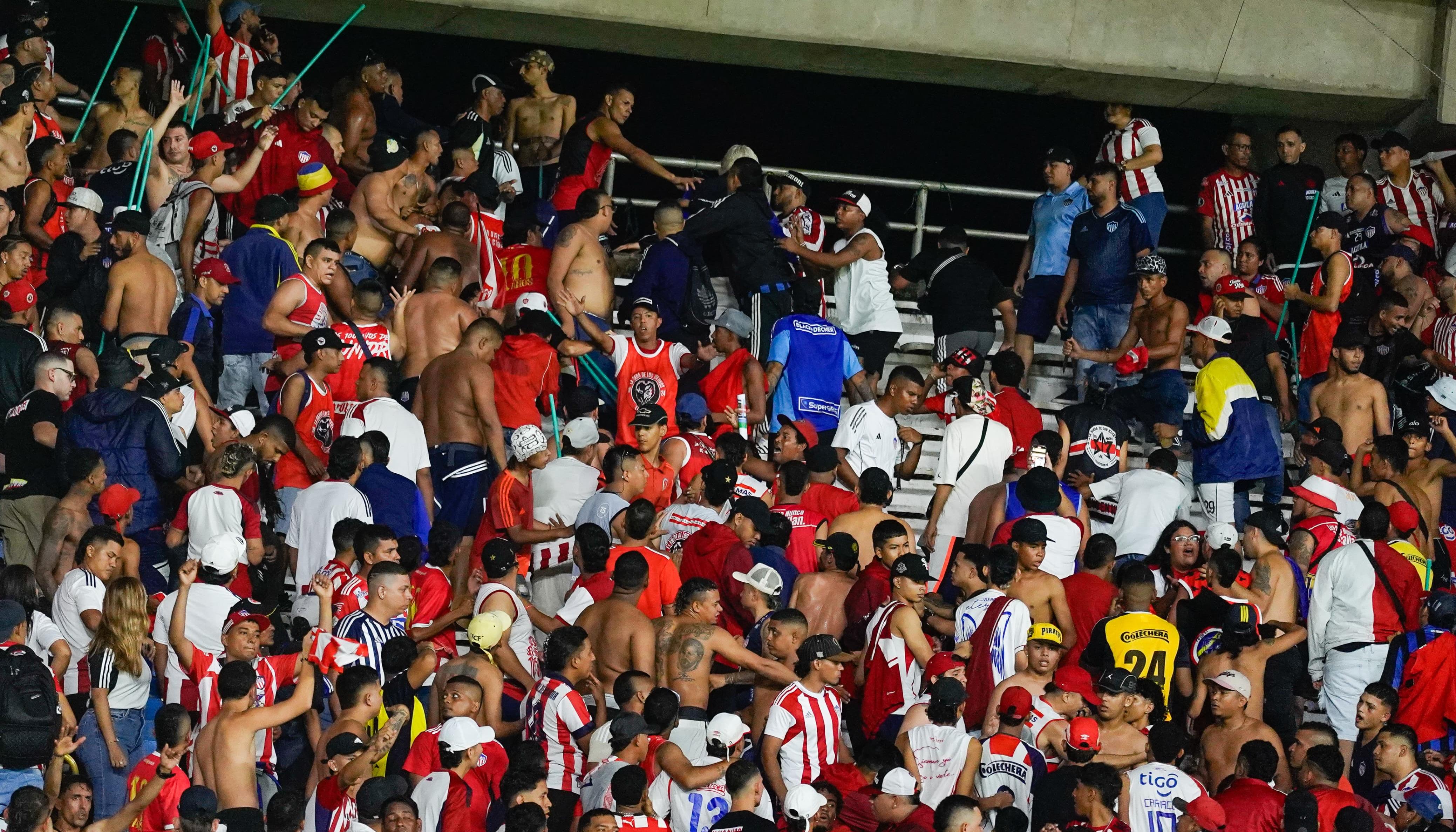 Pelea en el estadio Metropolitano.