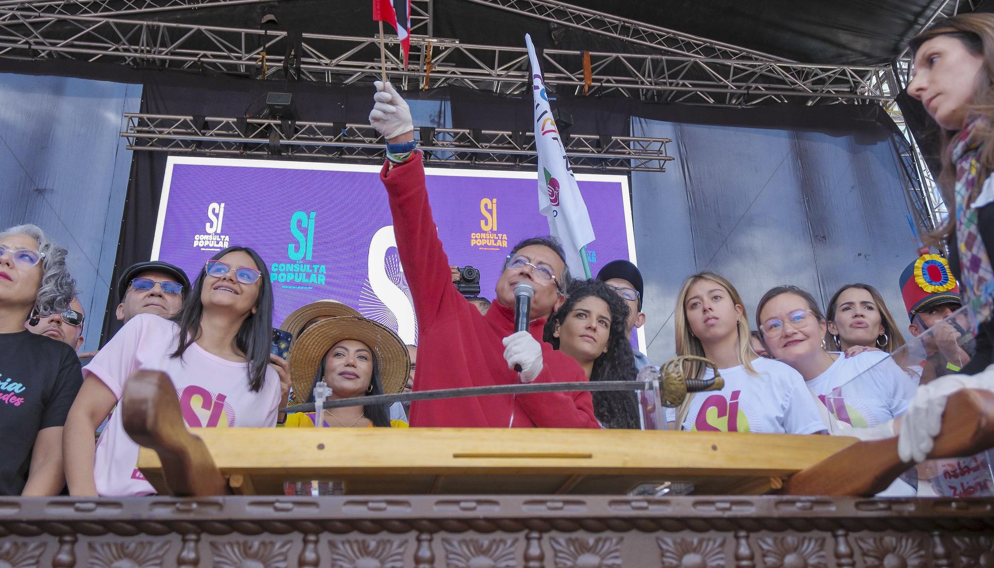 Petro con la espada de Simón Bolívar.