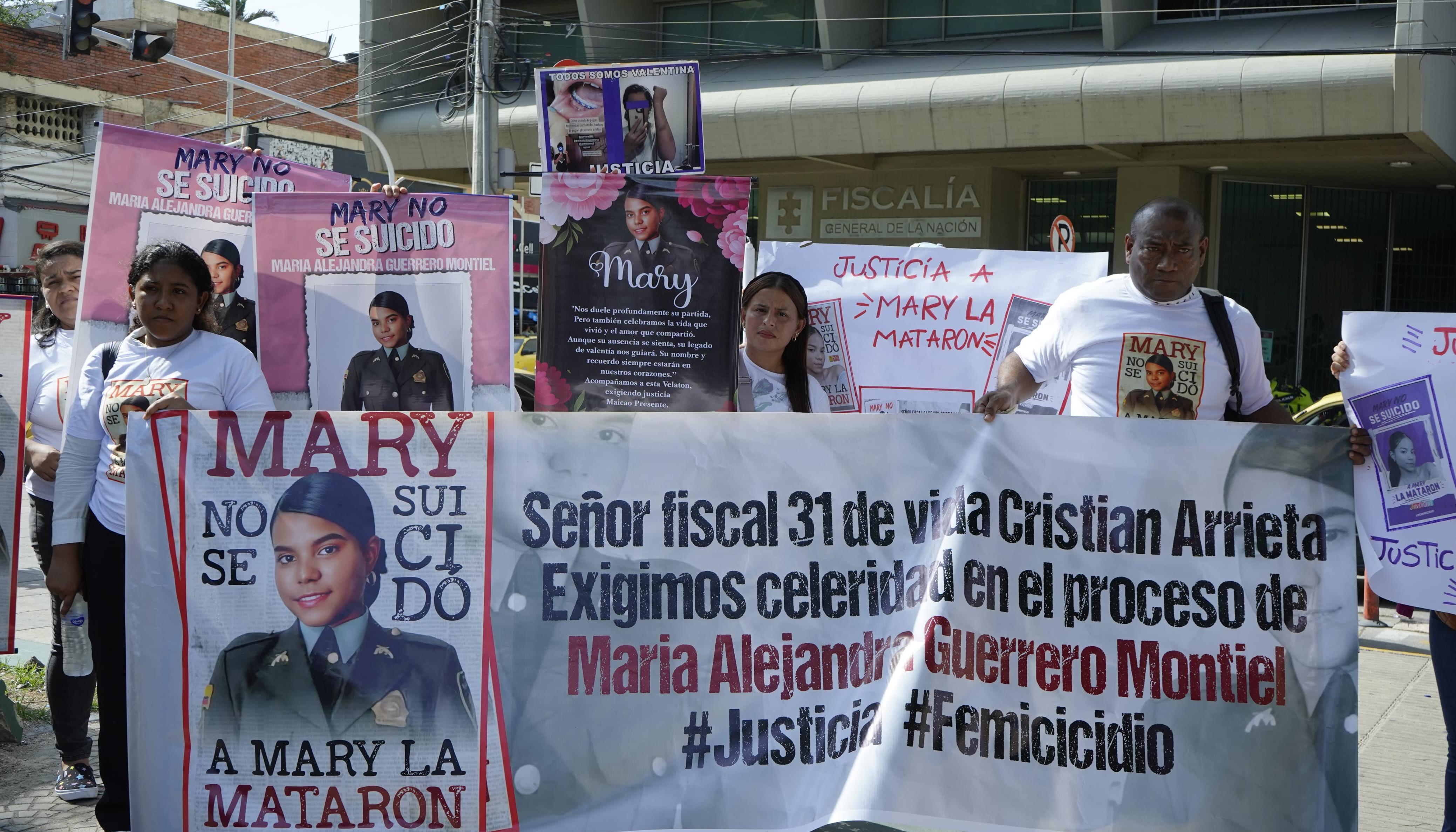 Plantón frente a la Fiscalía General de la Nación. 