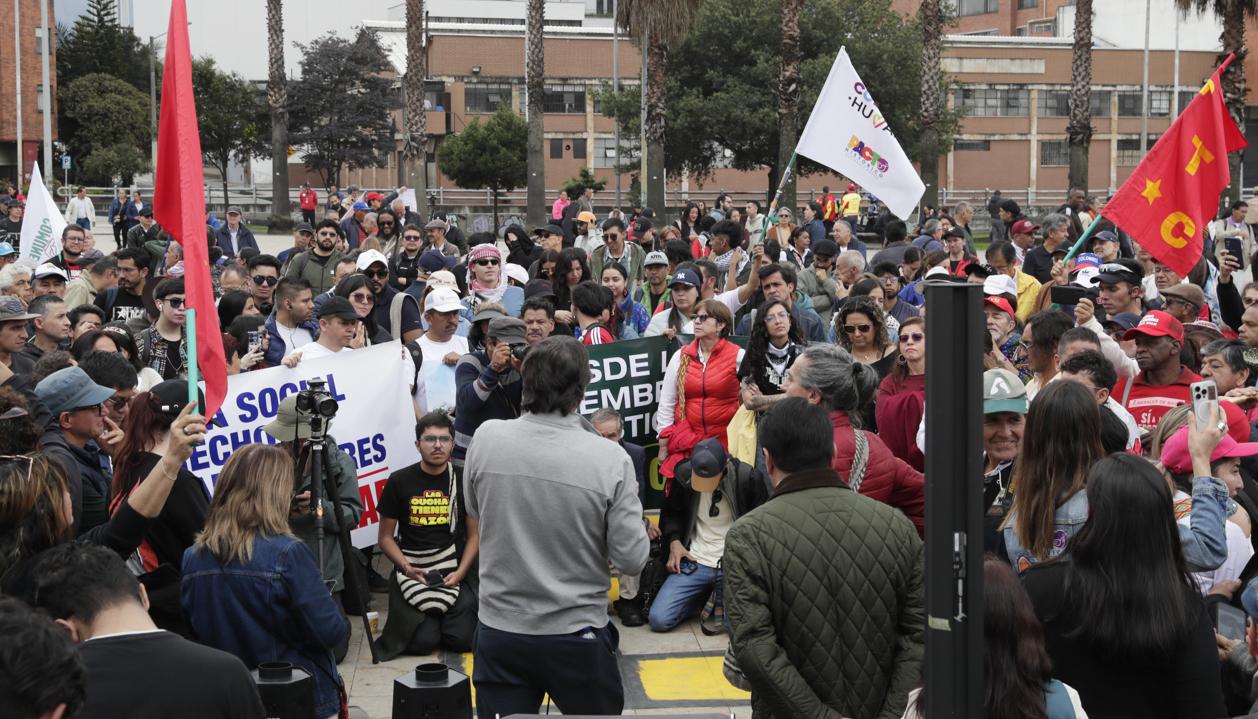 Personas participan en una manifestación en apoyo a la consulta popular.