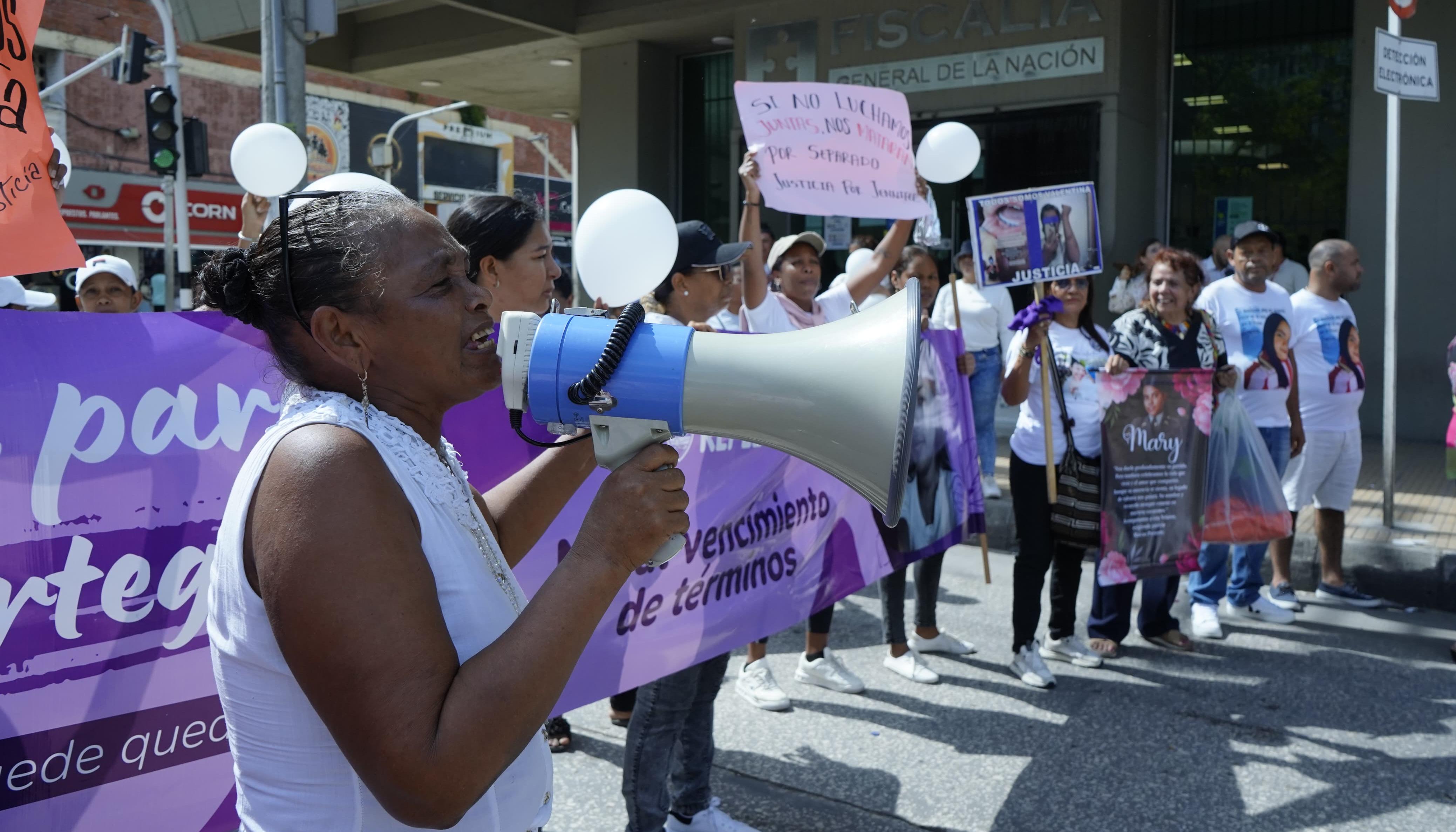 Familias en el plantón frente a la Fiscalía. 
