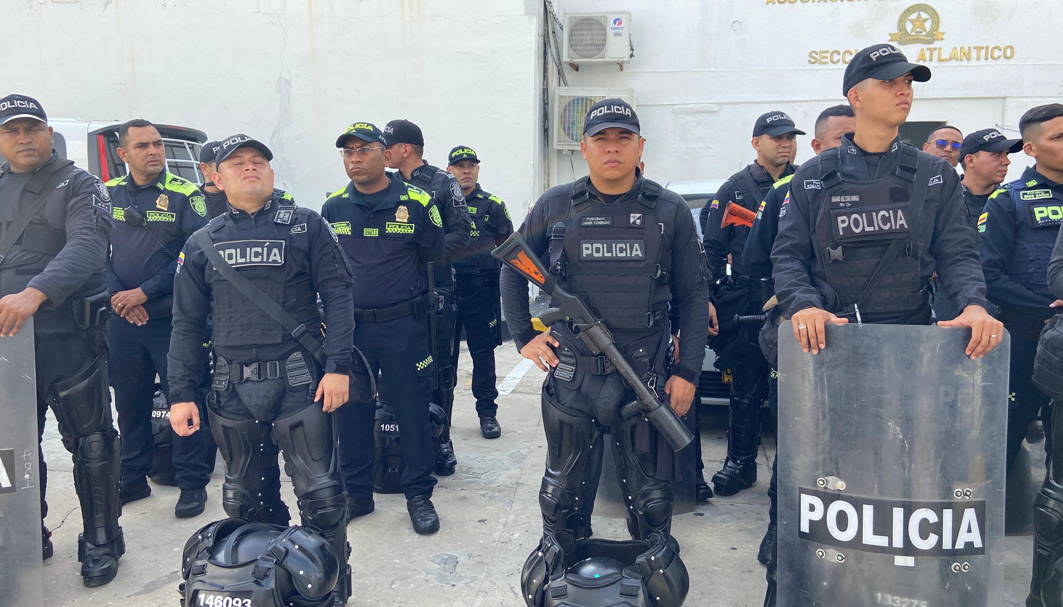Policías que garantizarán la seguridad durante el cabildo popular. 