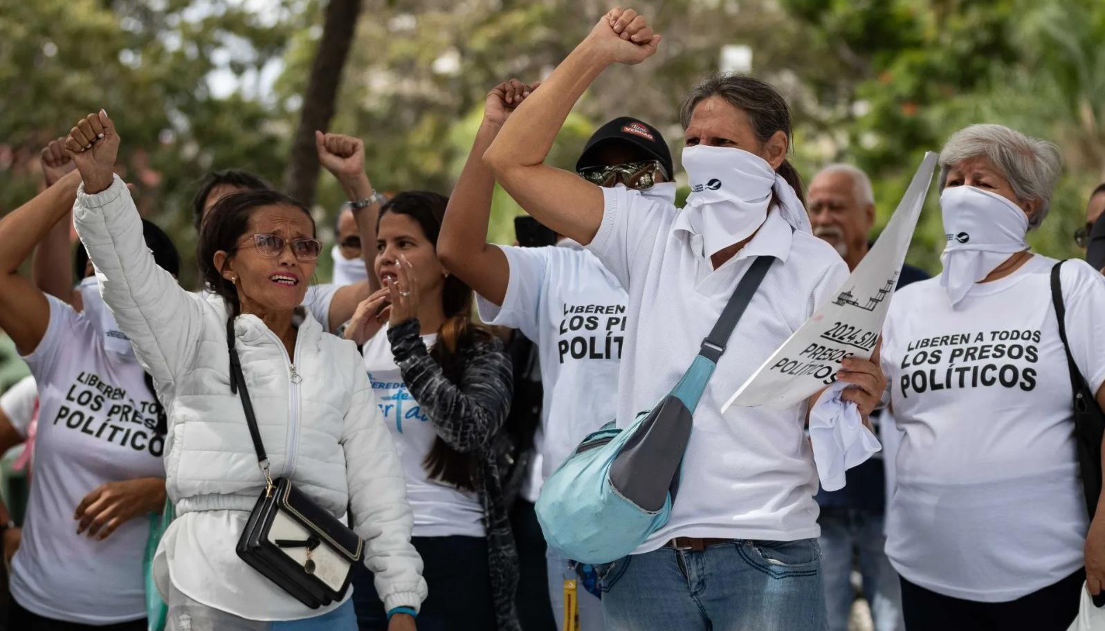 Familias protestan por los presos políticos detenidos en Venezuela.