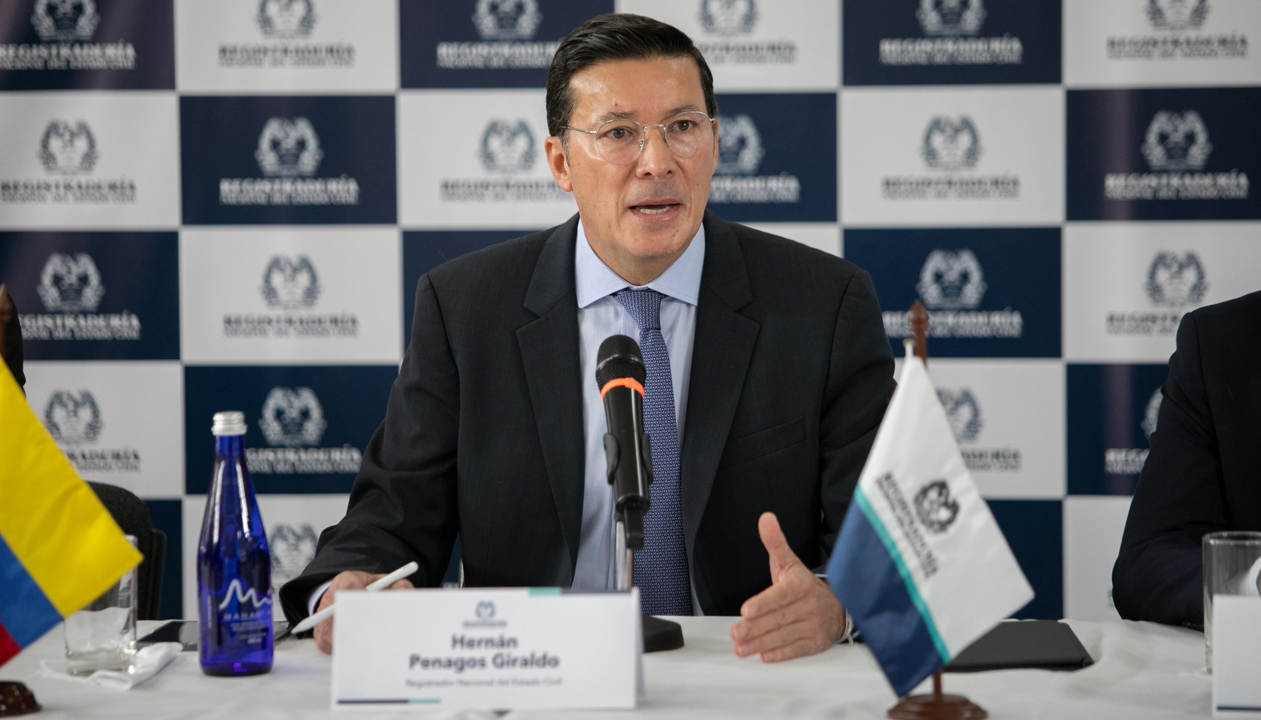 Registrador Civil Hernán Penagos en rueda de prensa esta mañana.