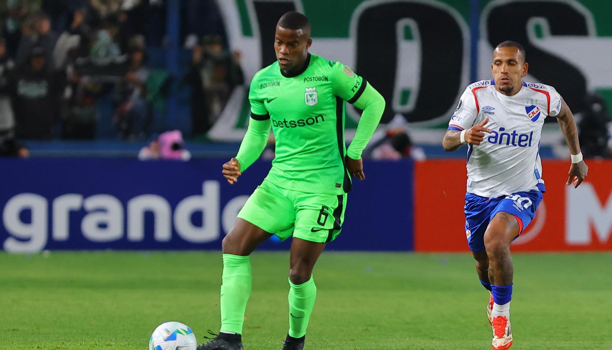 Andrés Román en una acción del partido.