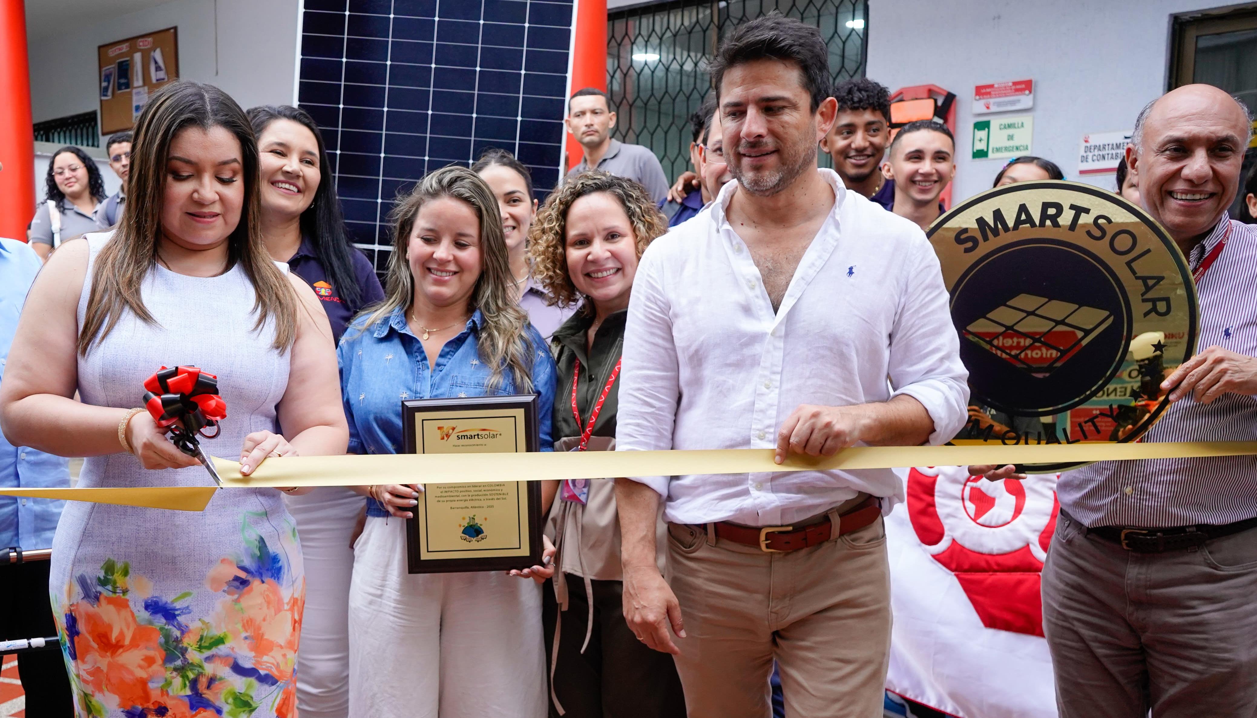 Luz Stella Gómez, rectora de Unicorsalud, y el gerente general de SmartSolar, Daniel Higuera Burgos, cortaron la cita como inauguración a los proyectos solares.
