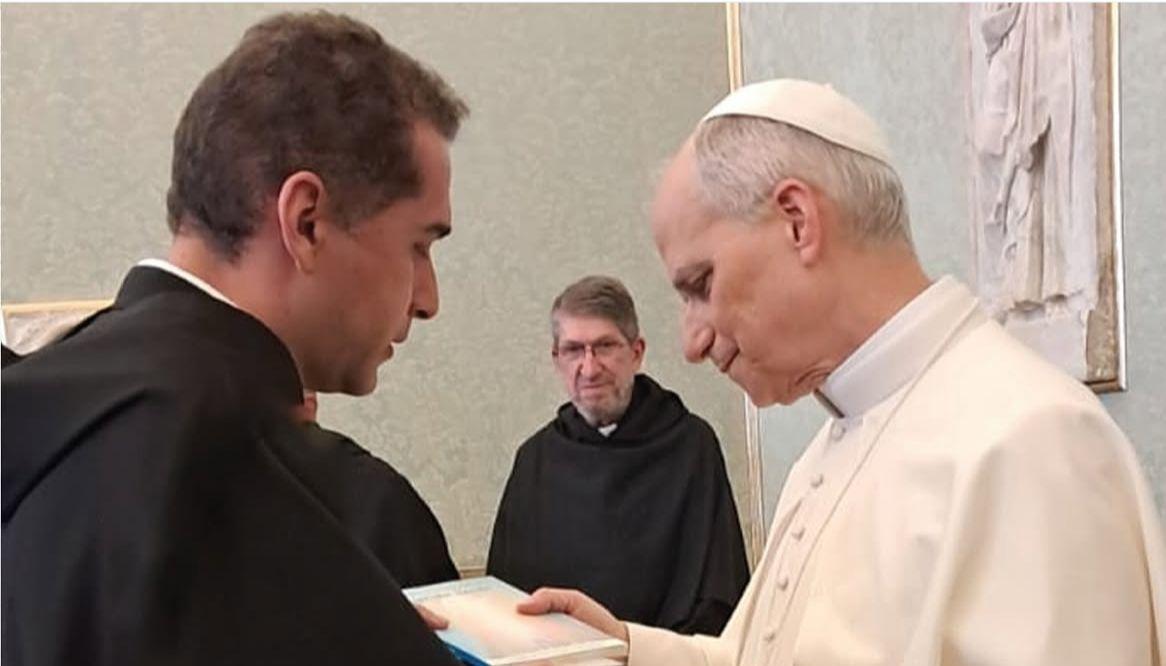 Padre rector del Colegio Liceo de Cervantes Barranquilla, Fray Ronal Antívar, saluda al Papa León XIV en el Vaticano.
