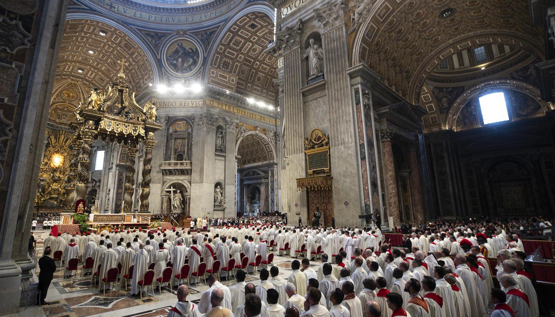 Cardenales durante misa por el Papa Francisco. 