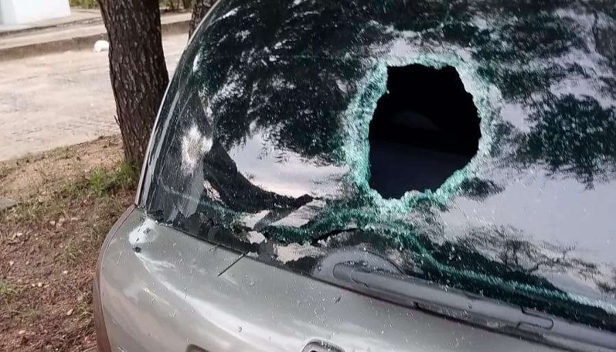 Uno de los vehículos atacados a piedra en UniAtlántico. 