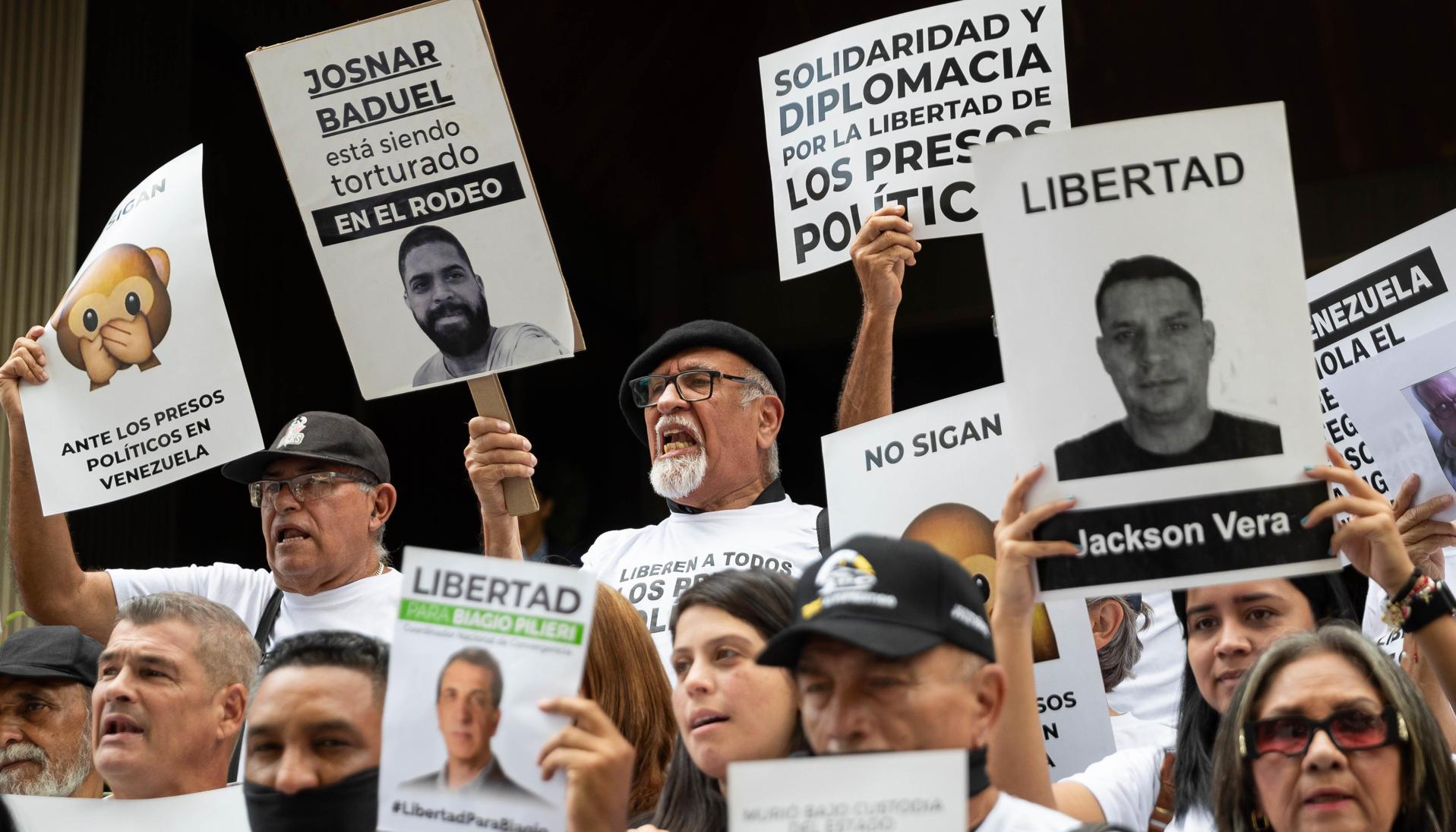 Personas participan en una manifestación por la liberación de los "presos políticos" en Caracas. 