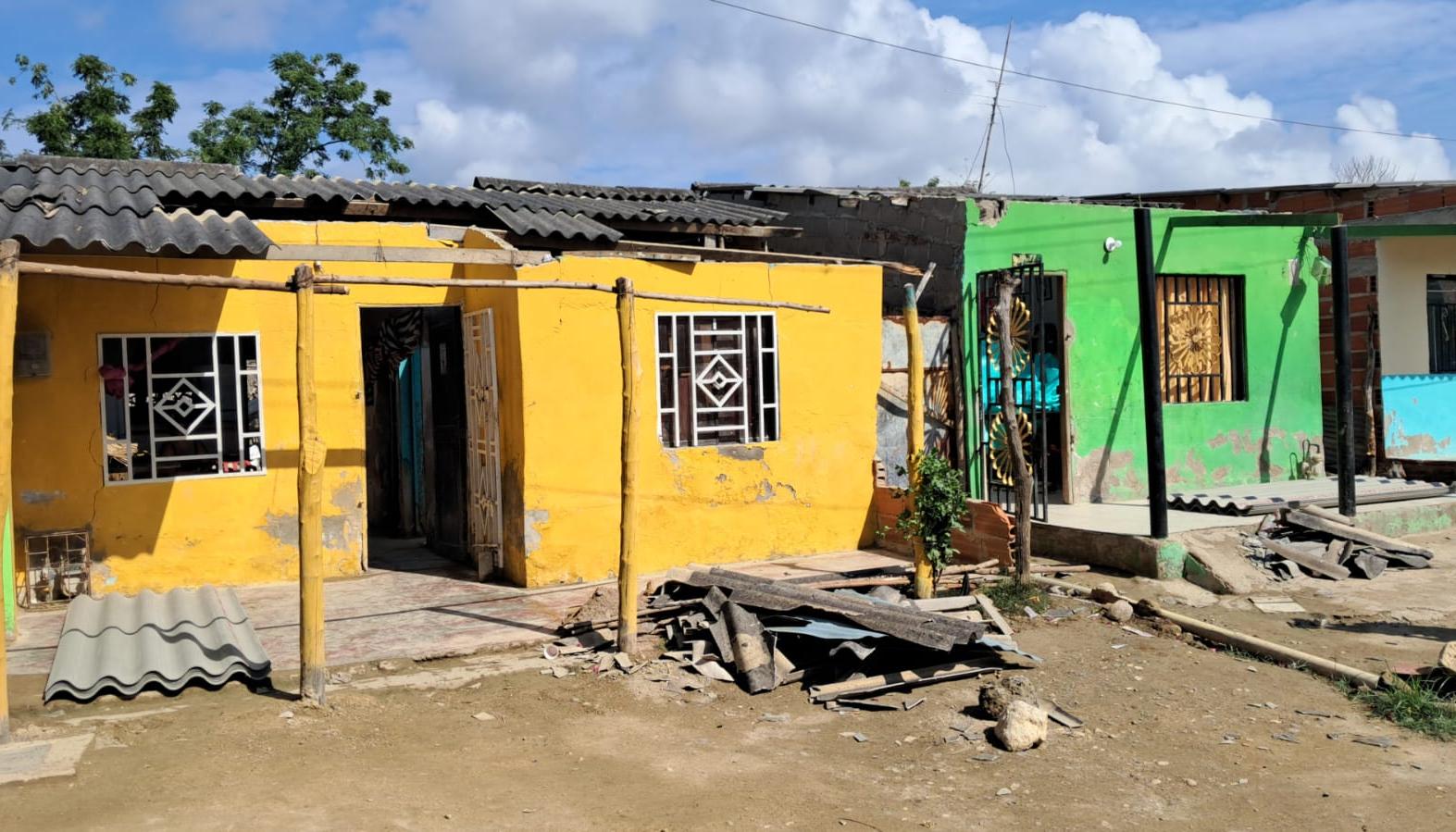 Varias de las viviendas destechadas en el barrio Los Almendros de Arroyo de Piedra. 