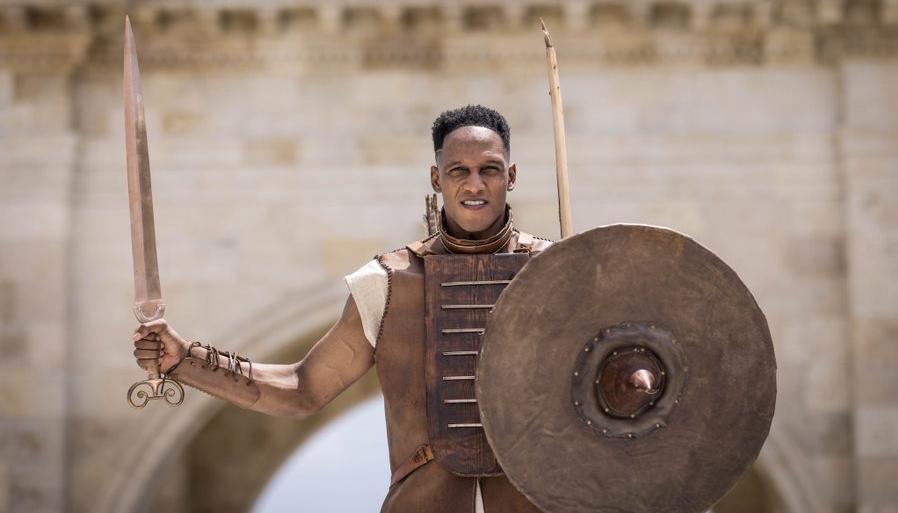 Yerry Mina, al estilo gladiador en su renovación con Cagliari.