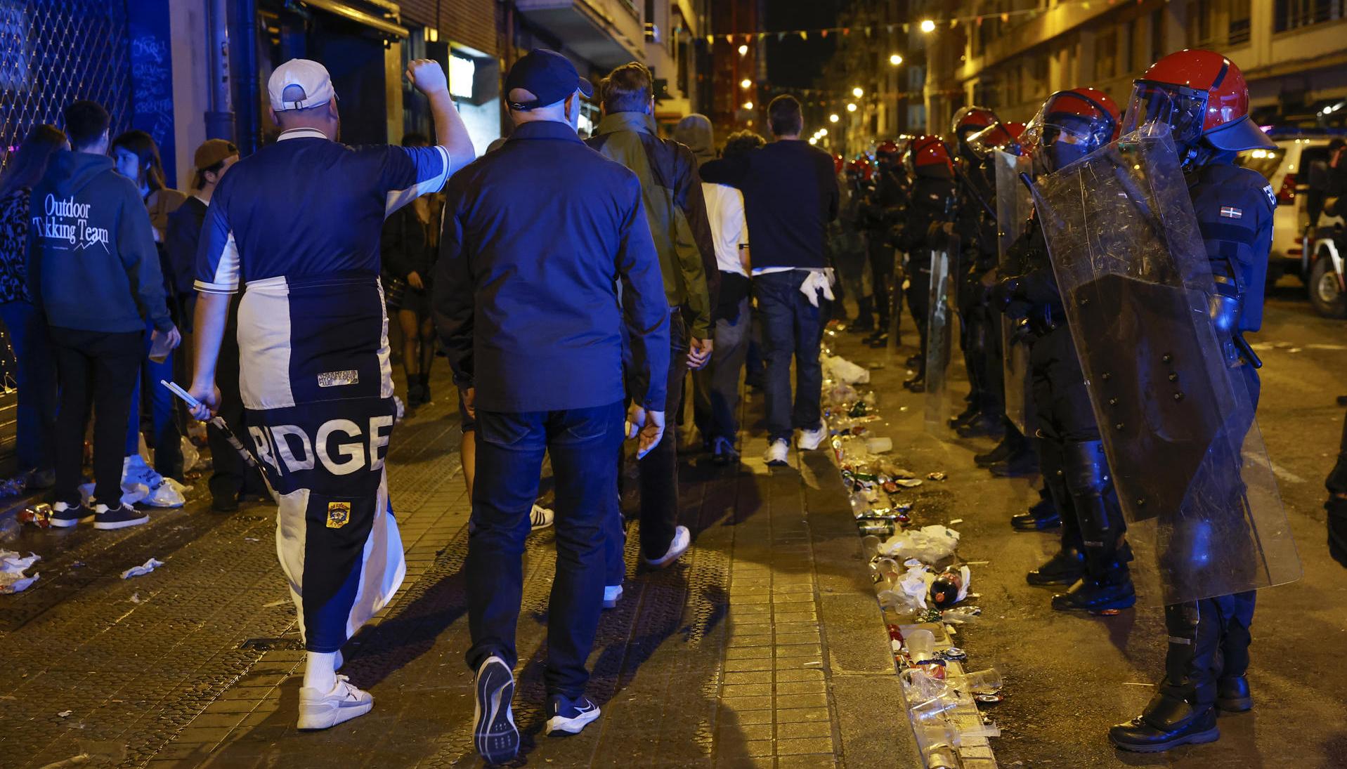 Autoridades de Bilbao vigilan a hinchas ingleses en final de Europa League.