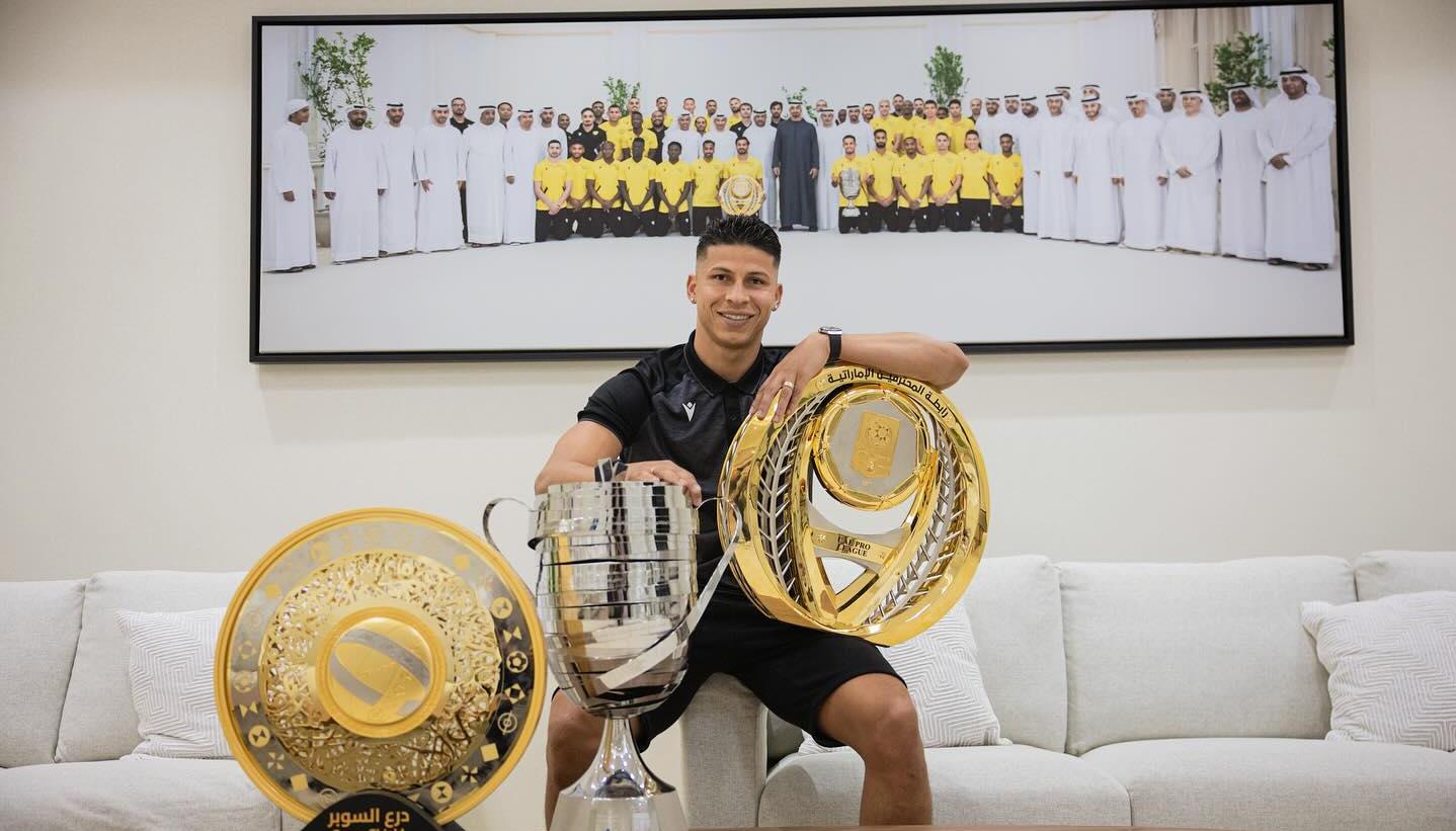Alexis Pérez con varios de los trofeos conseguidos con el Al-Wasl.