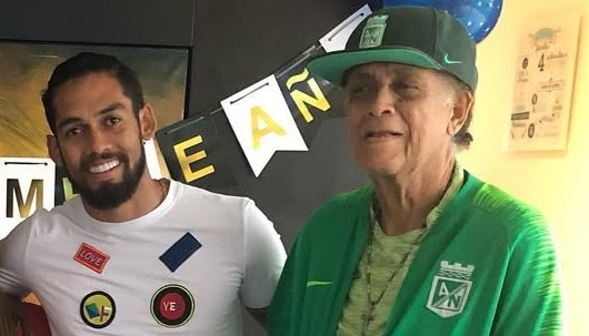 Adolfo 'Rifle' Andrade con su hijo, el futbolista profesional, Andrés, apodado el 'Riflecito'.