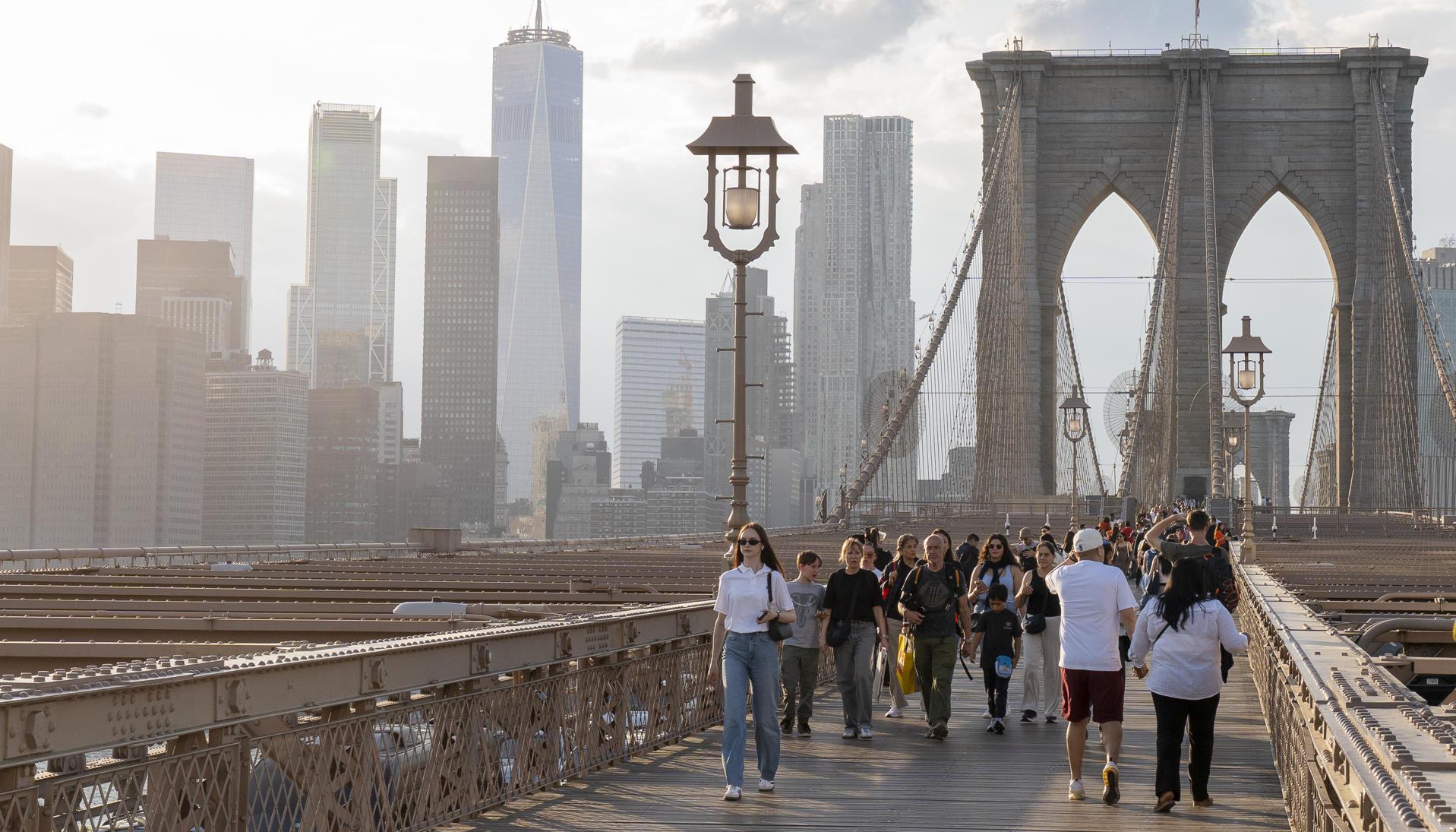 Personas caminan por el puente Brooklyn en Nueva York.
