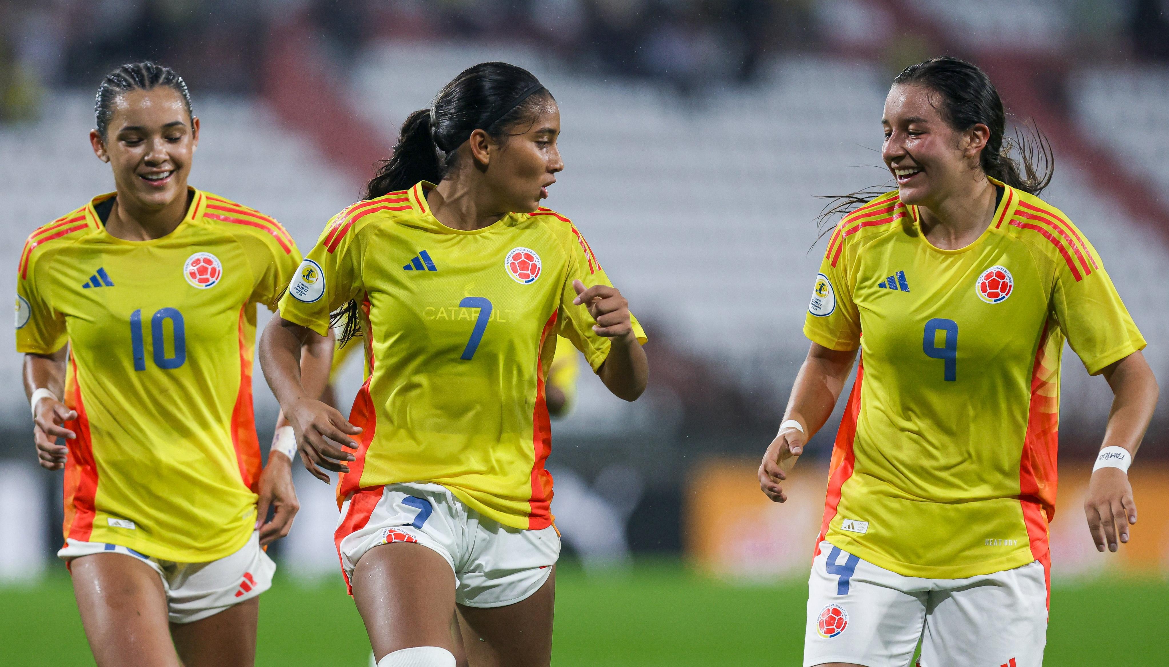 María Baldovino (7) celebra con Ella Grace Martínez (10) y Camila Cortés (9).