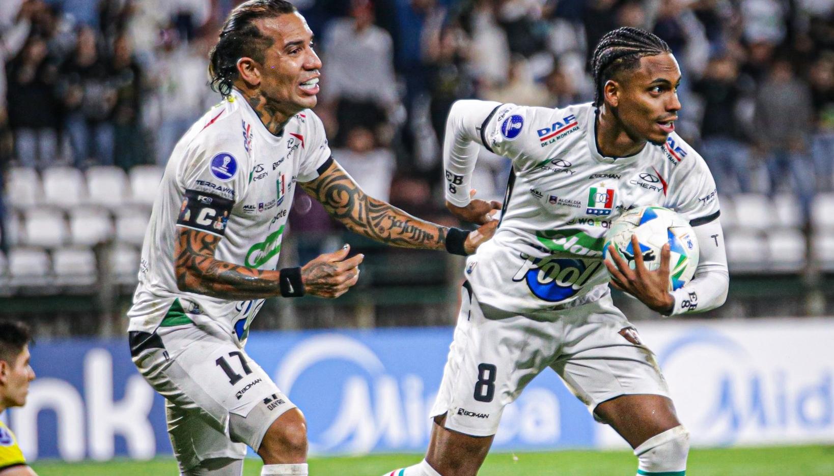 Esteban Beltrán celebra con Dayro Moreno tras marcar el segundo gol del Once Caldas. 